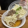 食べる直前に麺と具材を出汁に入れます