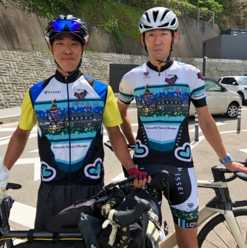 市内を同行してくれる谷さんと。高岡シャツが素敵！「高岡柄のサイクリングジャージを着て自転車で日本一周中！」