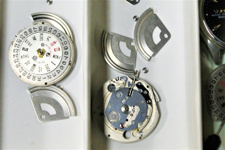 オーバーホール中の時計の部品「動かなくなってしまった大切な腕時計をお直ししませんか！」