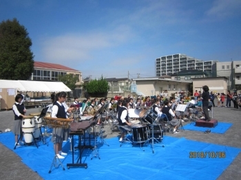 開会式冒頭で瀬崎中学校吹奏楽部<br>の演奏がありました。