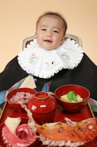 赤ちゃんのお食い初めの記念写真です「赤ちゃんのお食い初め⭐︎１歳の誕生日の記念写真⭐︎」