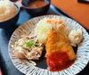 サクサクの揚げ物と特製ソースが相性抜群！「【枚方ランチ】ご飯・お味噌汁が食べ放題！お腹いっぱい食べるなら定食屋「ずんべら屋」へ🍚✨」