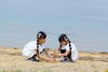 「海をバックに！きょうだい3人の元気いっぱいファミリーフォト」