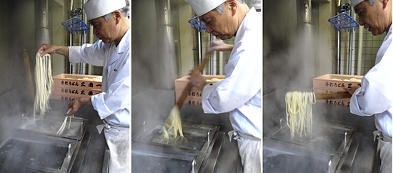 うどんは毎朝手打ちする自家製のもっちり太麺。<br>アイランドイッツ店の店長・本間辰男さんは絶妙の加減で茹で上げ、独自のコシを引き出す。