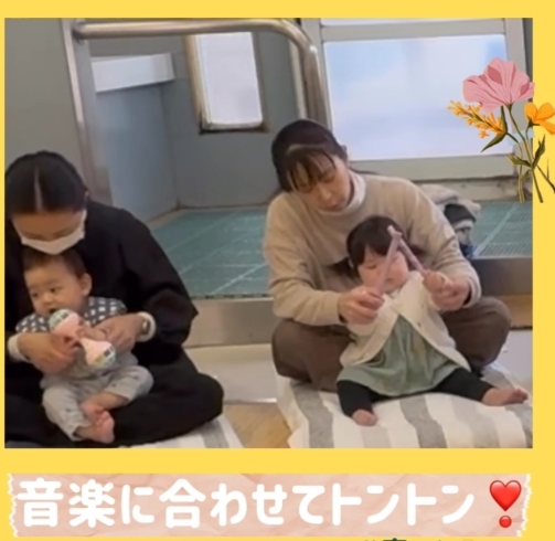 ママと一緒にスティックトントン!がお気に入り「南区&下京区のベビーリトミック♪できた‼️11ヶ月ベビーちゃんの楽しい笑顔いっぱい♪驚くベビーちゃんの吸収力【京都市南区&下京区のピアノ・リトミック・英語リトミック・ベビーリトミック】」