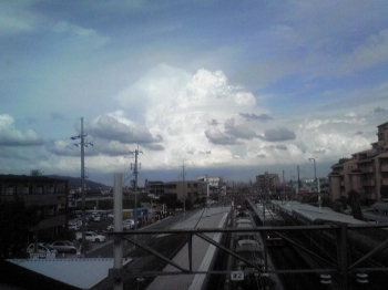 駅舎からパチリ。
後少し時間がたつと典型的な入道雲になりそうです。