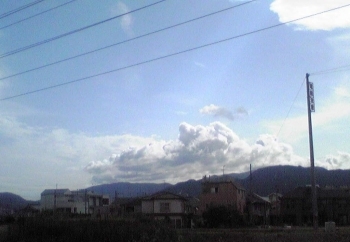 六甲の山を駆け上がるように発達する雲。
「この雲がでたら、この辺は雨なんじゃ～」というのは私の単なる空想です。