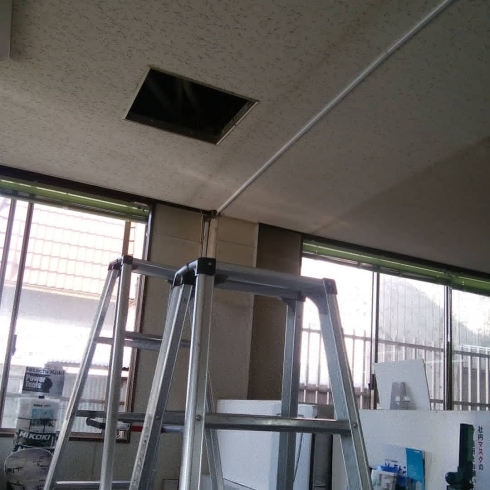 「事務所の空調システム取付改装工事中！！」