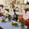 座ってクリスマスツリー作り♪「あかとんぼでの季節のイベント☆花育実施！本物の植物を使ってクリスマスツリー作り🎄《子どもたちのお困り事を解決！高松市の児童発達支援・放課後等デイサービス》」