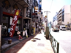 早稲田通りは昭和6年（1931）に開通。<br>当時、店の多くは早稲田通りの開通に合わせて<br>いっせいに店舗を改装したそうです。