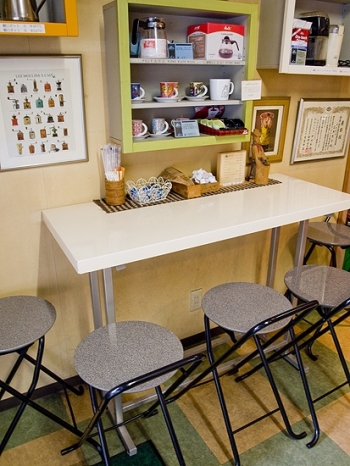 豆の販売だけでなく、<br>店内のテーブル席やテラス席で、<br>挽きたてのコーヒーを味わうこともできる。