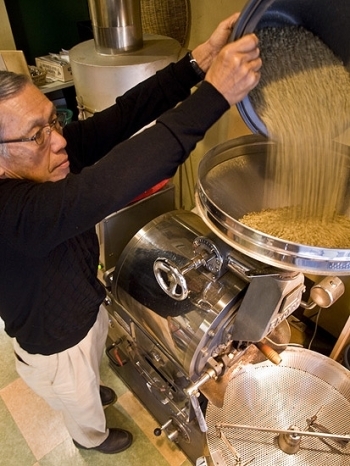 「ボルカン・アスール」の生豆を焙煎機に投入。<br>豆の個性や状態、焙煎の度合いによって<br>火力を調整し、200℃前後の温度でロースト。