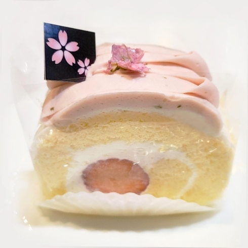 「『さくらロール』春らしい淡いピンク色のさくらクリームをしぼったロールケーキ」