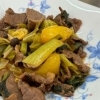 牛肉と小松菜のケチャップ炒め（主菜）