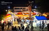 西条市民納涼花火大会（2026年）会場周辺でずらりと並ぶ屋台と大勢の人出。