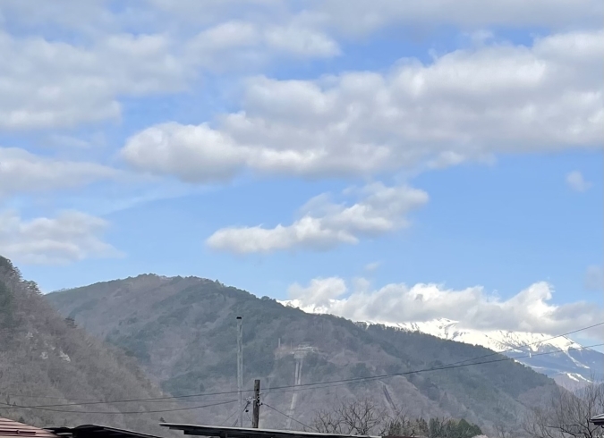 木曽町三岳から御嶽山、今朝は雲がかかっています「木曽町三岳・王滝村への県道20号は桜が見頃です」