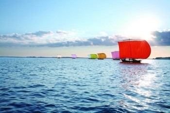 美しい霞ヶ浦に色鮮やかな七色観光帆引船
