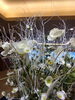白い枝や白い植物を含め全体の資材はたっぷりと「雪の白」