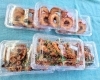 オニオンリング天(奥)、鶏もも肉の山賊焼(手前)「【速報】13時現在、おやつや夕飯に!サンドイッチ、お惣菜いかがですか?😊」