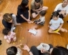 果物を見ながら覚えて、発音しています!「びっくり!ハーフちゃん達が登場!南区の吉祥院での英語リトミックレッスン【京都市南区&下京区のピアノ・リトミック・英語リトミック】」