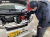 バッテリー点検中「新潟市内の大雪に注意！　車の雪道アイテムを揃えておきましょう」