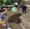 良い足‼️「🌳幼稚園の木に栄養を🌳」