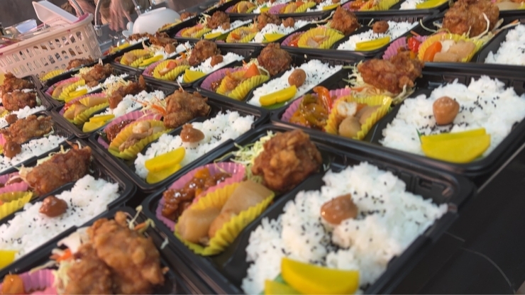 日替わり弁当「具だくさんの煮物、店頭に並んでいます!味が染みた手づくりの味」