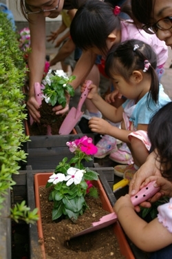 花を植える子どもたちの目は真剣そのもの。本気モードです！