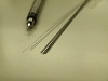 髪の毛より細い直径0.05~0.09mmの超硬ミクロンピン。シャープペンの芯0.5mmと比べると、その細さにびっくり。