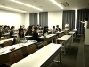 「新しいゴム製品を開発するとしたら、どんな製品を発想しますか?」。手塚さんの問いかけに、学生たちからさまざまなアイデアがでる場面も。