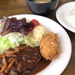 【八幡平市】コーヒーとお食事 ロゼ／ハンバーグ＆コロッケの盛合せセット（税込800円）