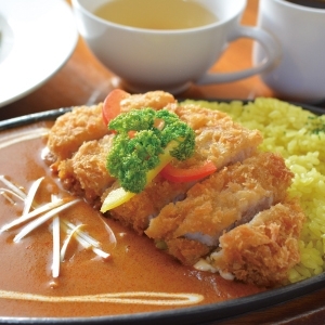 とんかつカリーライス￥1090「ランチ限定！とろ～りチーズON！ハンバーグバターカリーライス【水戸の本場インドカレーのイエティカフェ】」