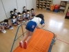 上手に前回りをする園児（年中組）①「今日は鉄棒にチャレンジ！」