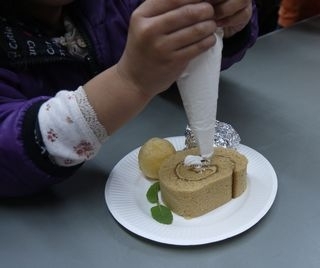 ロールケーキに子供たちが自ら生クリームを絞ってデコレーションさせていただきました。娘も手伝ってもらいながら、かわいくデコレーション。<br>