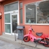 赤いバイクが目印です