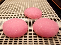 すあま140円。米粉を蒸して、砂糖を<br>混ぜた甘い餅。かわいいピンク色。
