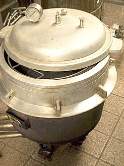 小豆を炊く圧力釜。この釜で<br>一度に7～8kgの小豆が炊ける。