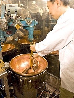 あんこを炊く銅鍋。熱伝導がよく、<br>全体にまんべんなく火が通る。