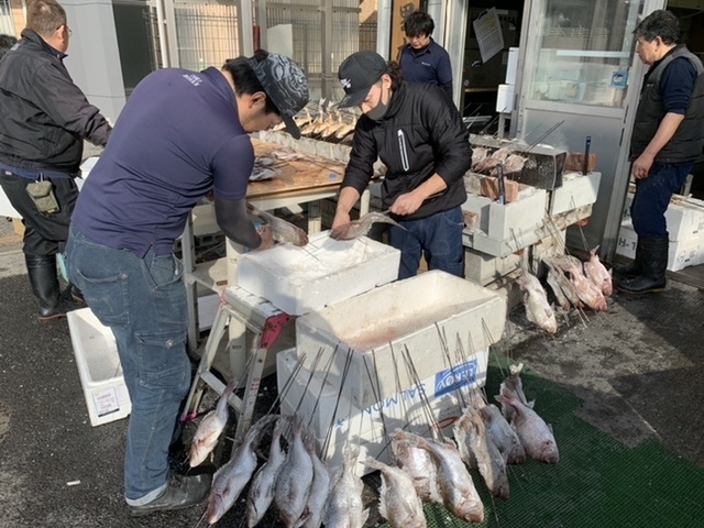 「年末の風物詩　　にらみ鯛焼いてます」