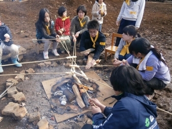 子どもたちが焚き火を囲んで焼く「棒パン」。私もやってみましたが、なかなか焼き加減が難しい…