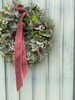 カールしたドライリーフが動きをプラス「クリスマスリース」