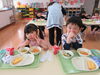 お友達と給食うれしいな！「給食がはじまりました！」