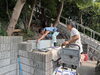 御社殿を安置する台石設置の様子。大きい為、３つに分け、設置していきます。「⛩️ 稲荷社遷座・石碑移設事業 三.  ⛩️」