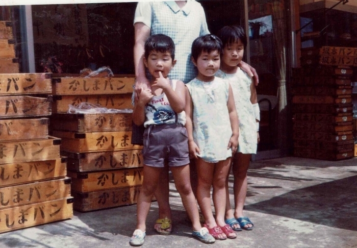昭和50年頃の店の前での集合写真