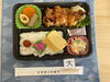 「本日の日替わり手作り弁当は甘酒仕込みでジューシーな「手作りチキンカツ」！彩り副菜とともに9時30分より販売いたします」