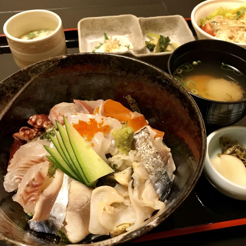 海鮮丼 / 地産料理　あお山