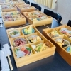 懐石料理が宝石箱のように広がる「船橋馬込霊園近くの法事・慶事に｜箱御膳懐石「月」と個室会食・弁当配達」