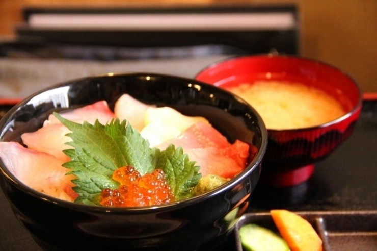 コスパ最強の豪華な海鮮丼 うお矢 うおまるや の海鮮ランチ 勝田台駅 編集部厳選 八千代のおすすめランチ特集 まいぷれ 八千代市 コスパ最強の豪華な海鮮丼 うお矢 うおまるや の海鮮ランチ 勝田台駅 編集部厳選 八千代のおすすめランチ特集 まいぷれ 八千代市