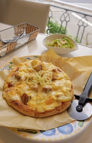 照り焼きチキンとポテトのピザ「ポムドールのランチタイム」