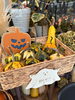ハロウィン仕様の店頭装飾になります。「本日から店内装飾が変わります🎃」
